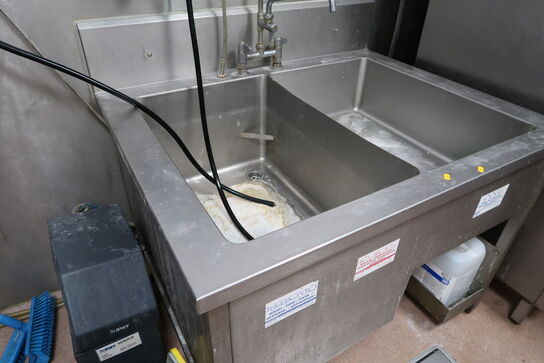 Bord med vask og armatur