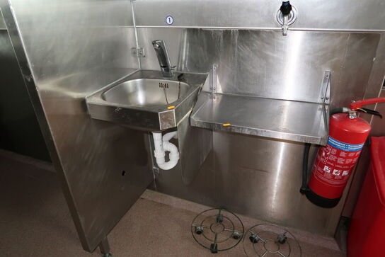 Papirdispenser, sæbedispenser samt håndvask med armatur