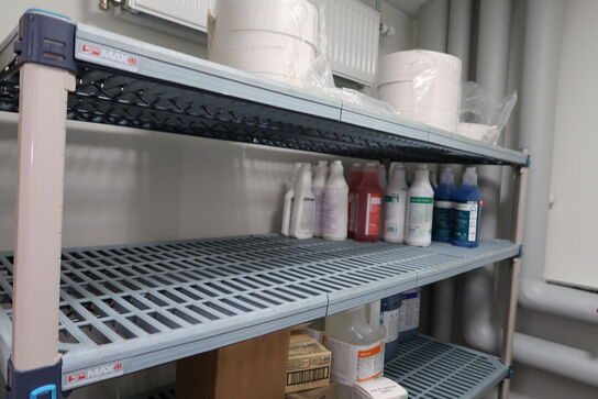 2 stk. fødevarereoler METRO MAX med div. Rengøringsartikler m.m.