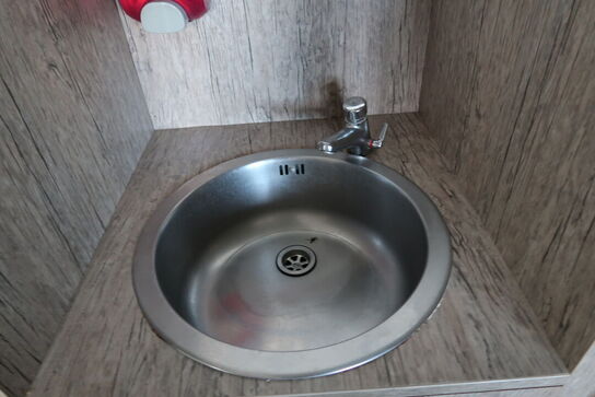 Skraldespand samt håndvaskestation