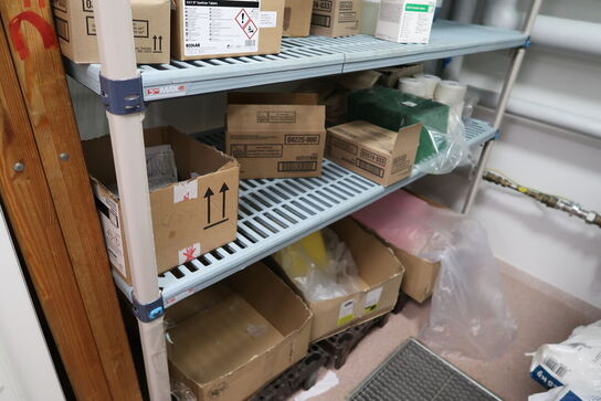 2 stk. fødevarereoler METRO MAX med div. Rengøringsartikler m.m.