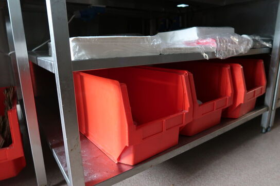 Rustfri stålbord med indhold 