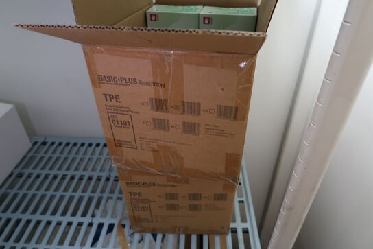 2 stk. fødevarereoler METRO MAX med div. Rengøringsartikler m.m.