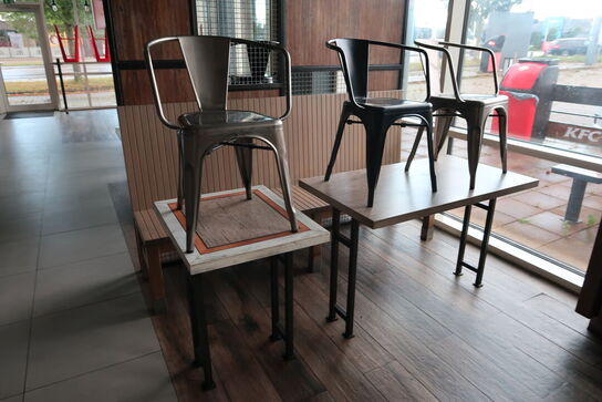 4 stk. borde, 6 stk. stole samt 2 stk. bænke