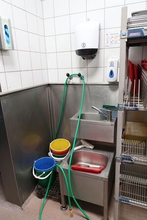 2 stk. håndvaske med armatur m.m.