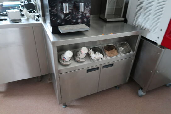 Rustfri stålbord med indhold, uden espressomaskine og milkshake maskine