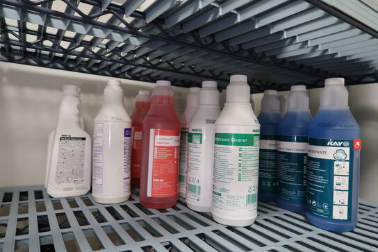 2 stk. fødevarereoler METRO MAX med div. Rengøringsartikler m.m.