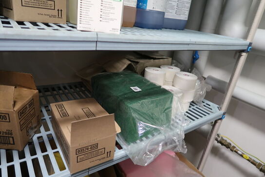 2 stk. fødevarereoler METRO MAX med div. Rengøringsartikler m.m.