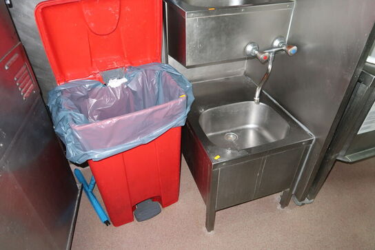 Papirdispenser, sæbedispenser samt håndvask med armatur m.m.