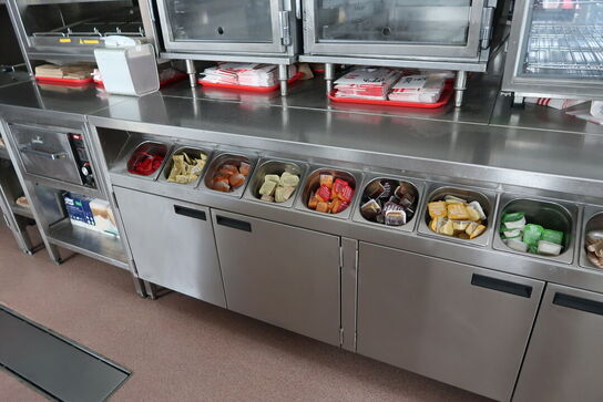 Rustfri stålbord med indhold 