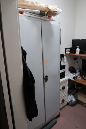 Stålskab uden indhold