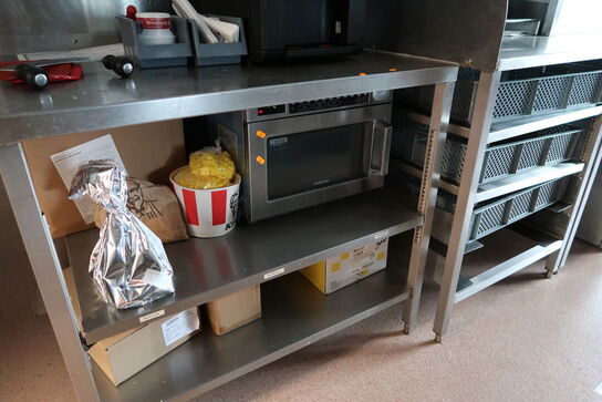 Rustfri stålbord med indhold uden mikrobølgeovn