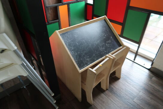 3 stk. børnestole samt tegnebord med stole