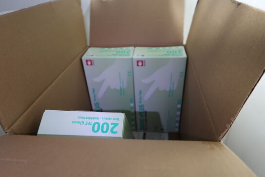 2 stk. fødevarereoler METRO MAX med div. Rengøringsartikler m.m.