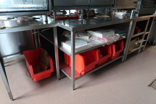 Rustfri stålbord med indhold 