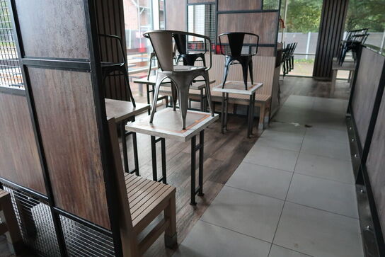 4 stk. borde, 6 stk. stole samt 2 stk. bænke