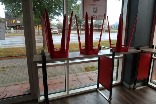 2 stk. barborde med 7 stk. barstole