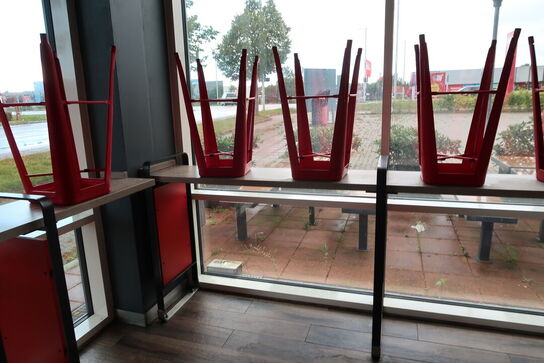 2 stk. barborde med 7 stk. barstole