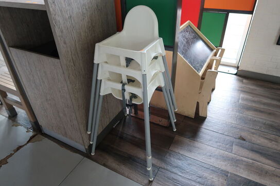 3 stk. børnestole samt tegnebord med stole