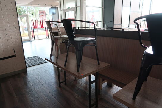 4 stk. borde med 10 stk. stole samt bænke