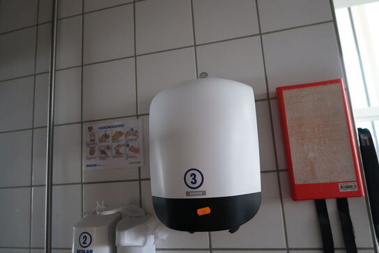 Papirdispenser, sæbedispenser samt håndvask med armatur