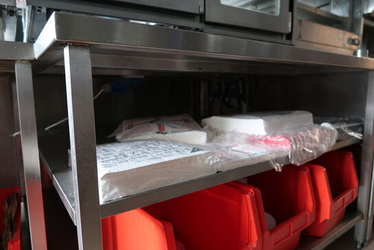 Rustfri stålbord med indhold 