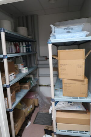 2 stk. fødevarereoler METRO MAX med div. Rengøringsartikler m.m.