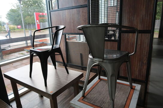 2 stk. stole, 2 stk. borde samt 2 stk. bænke