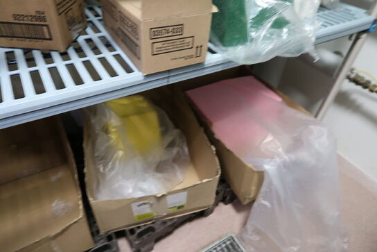 2 stk. fødevarereoler METRO MAX med div. Rengøringsartikler m.m.