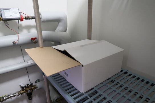 2 stk. fødevarereoler METRO MAX med div. Rengøringsartikler m.m.