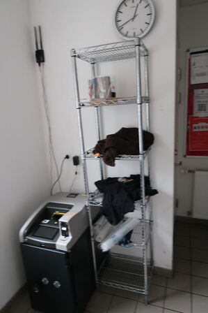 Bord med 2 stk. stole samt reol