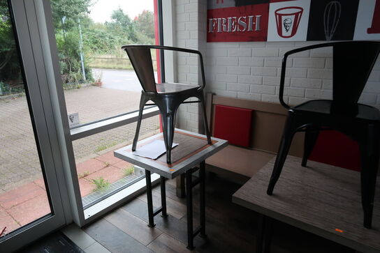 4 stk. borde med 4 stk. stole samt bænke