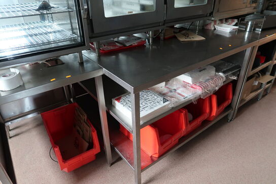 Rustfri stålbord med indhold 