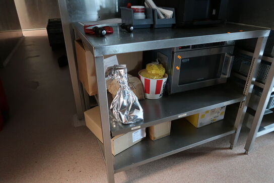 Rustfri stålbord med indhold uden mikrobølgeovn