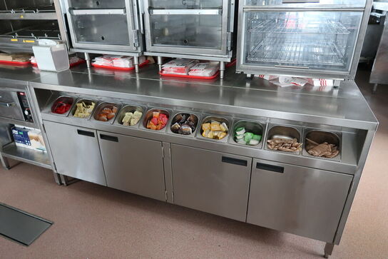 Rustfri stålbord med indhold 