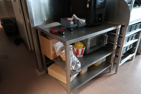 Rustfri stålbord med indhold uden mikrobølgeovn