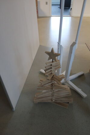 2 stk. flag samt div. Pyntegenstande