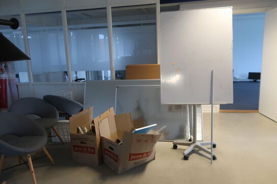 3 stk. whiteboards, 2 stk. loungestole m.m.