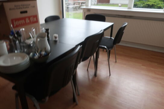7 stk. stole samt 3 stk. borde med indhold
