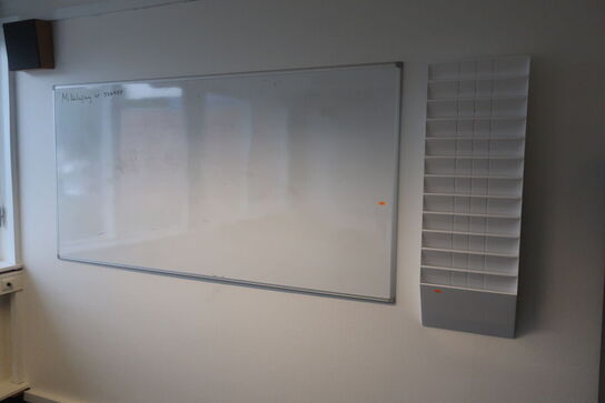 Whiteboard samt brochureholder