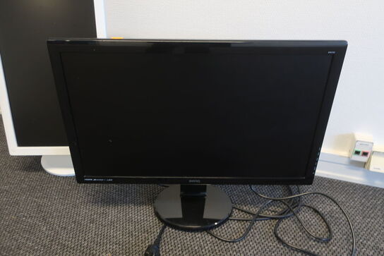 2 stk. computerskærme og tastatur