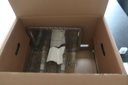 7 stk. stole samt 3 stk. borde med indhold