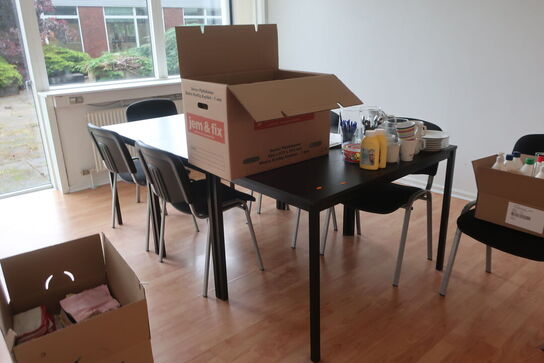 7 stk. stole samt 3 stk. borde med indhold