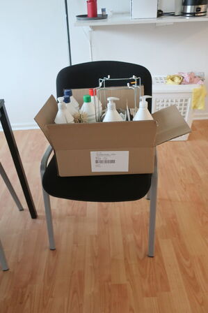 7 stk. stole samt 3 stk. borde med indhold