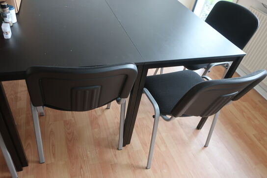 7 stk. stole samt 3 stk. borde med indhold