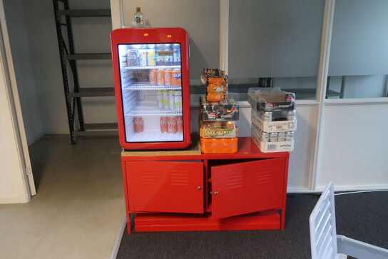 Køleskab, div. Sodavand samt skab