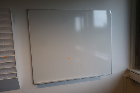 Whiteboard samt brochureholder og træningsbold