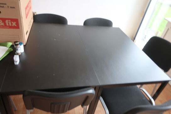 7 stk. stole samt 3 stk. borde med indhold