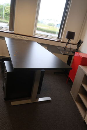 El. hæve/sænke skrivebord samt skuffemodul
