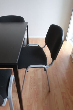 7 stk. stole samt 3 stk. borde med indhold